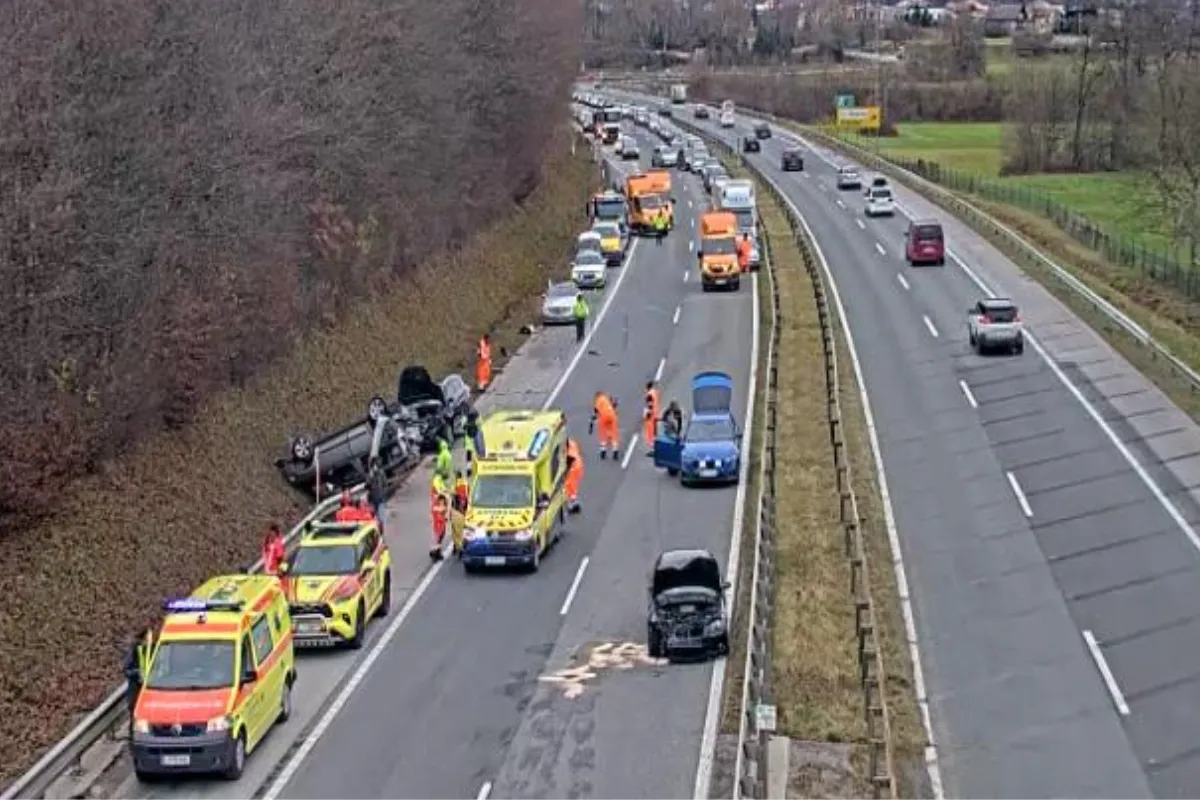 Zaradi nesreče zaprt del gorenjske avtoceste: "Povsod po cestišču so predmeti"