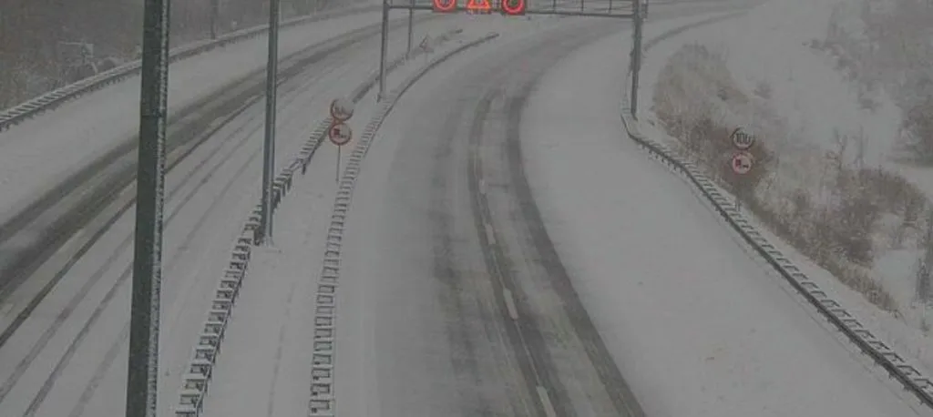 Dele Hrvaške zajelo močno sneženje, burja prevrnila avtodom pri mostu na Krk (VIDEO)