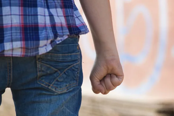Otroka pobegnila od doma, na Drnovem potrkala na vrata hiše in napadla žensko