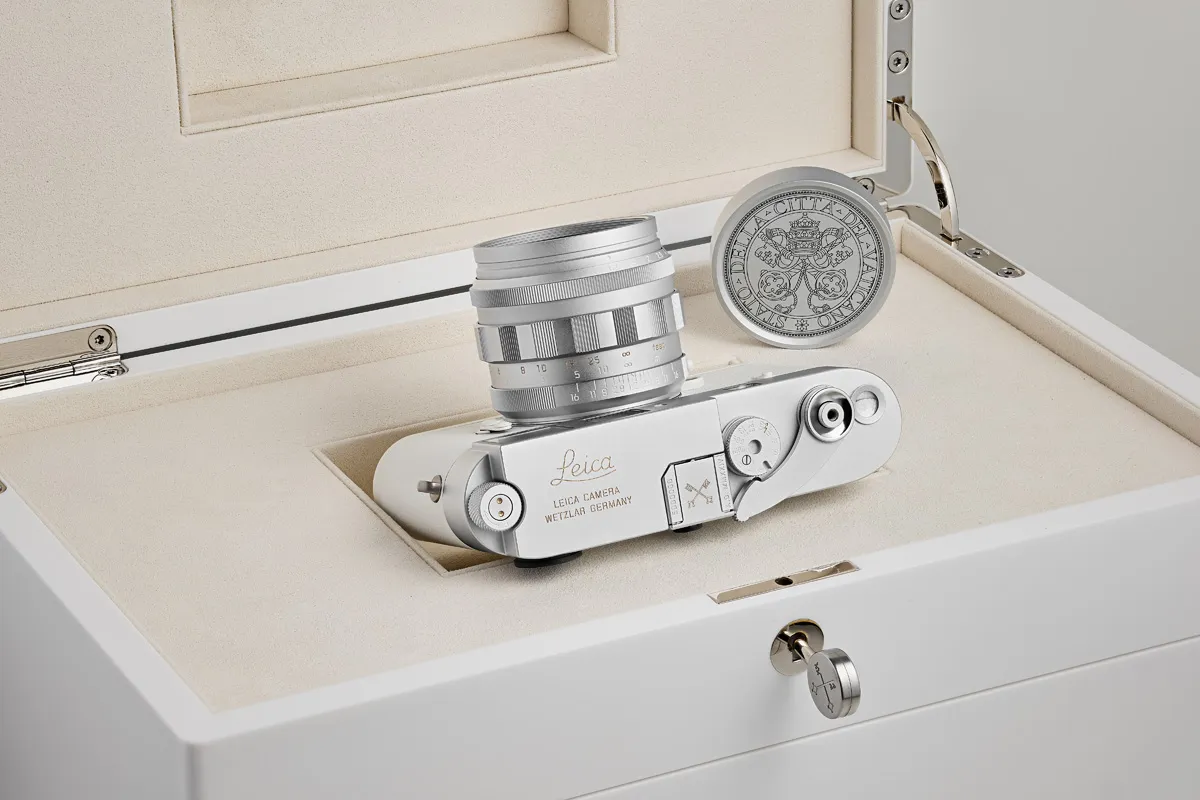 Fotoaparat papeža Frančiška na dražbi prodali za 6,5 milijona evrov