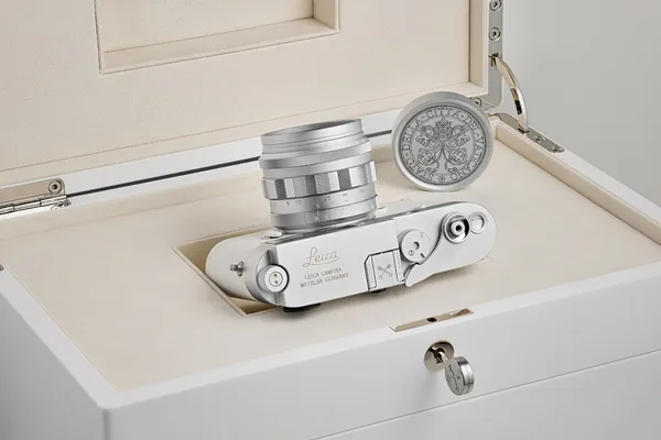 Fotoaparat papeža Frančiška na dražbi prodali za 6,5 milijona evrov