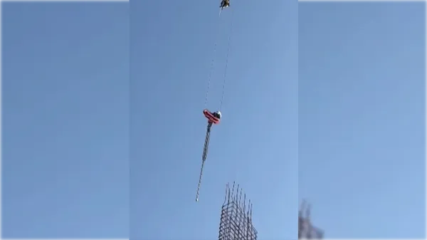 Incident, ki se je končal kot čudež: 15-letnik splezal na žerjav in obvisel za sedem ur