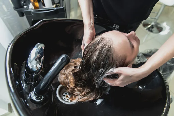 Frizerka pojasnila, ali bi si morali pred obiskom salona umiti lase