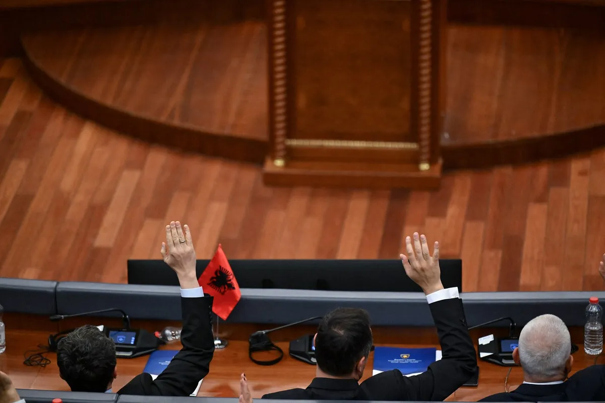 Država ujeta v politično krizo: devet mesecev brez vlade