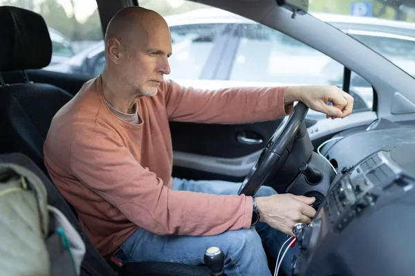 Ali je treba ogreti motor avtomobila, preden speljete?