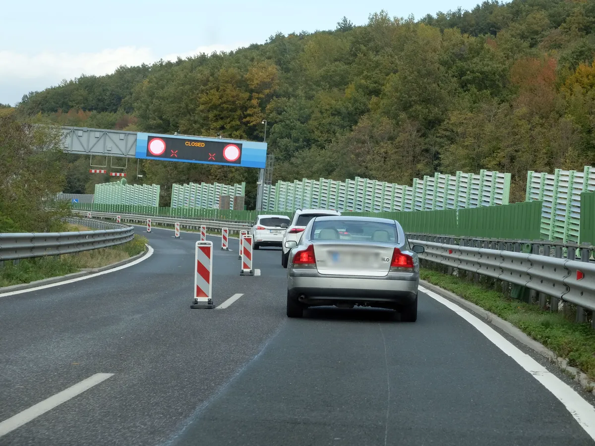 Zapore umikajo, promet na vipavski hitri cesti bo še nocoj stekel v celoti
