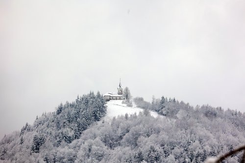 Cerkev na vrhu zasneženega hriba