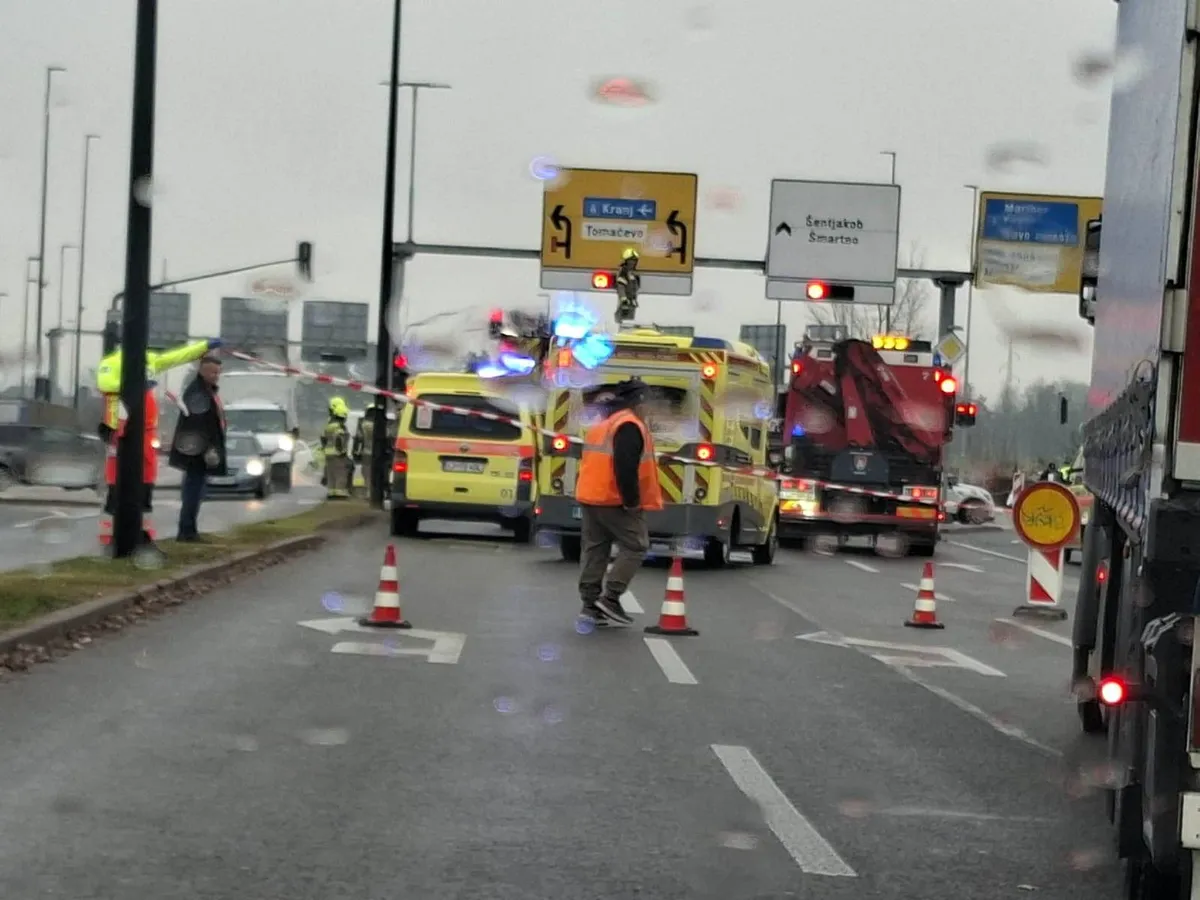 Nesreča na Šmartinski cesti, avtomobila pristala na strehi (FOTO)