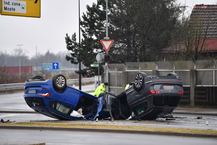 Nesreča na Šmartinski cesti, avtomobila pristala na strehi (FOTO & VIDEO)