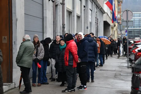 Od jutra dolga vrsta pred Banko Slovenije: čakajo že dve uri