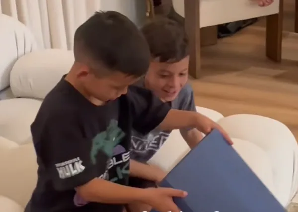 Do solz vas bo ganila nepopisna sreča dečka, ki je za rojstni dan prejel posebno darilo (VIDEO)