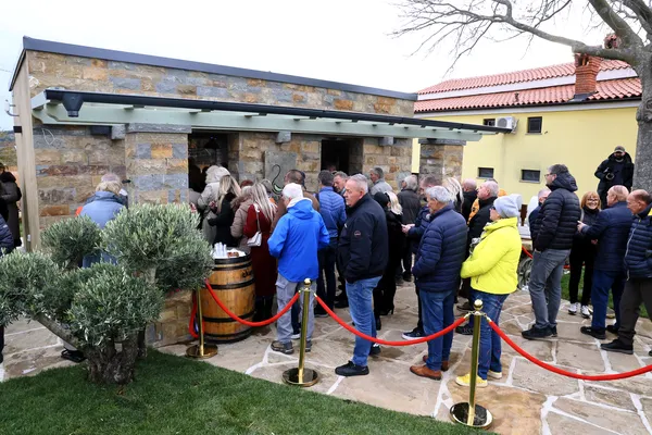 Slovenija ima prvo oljčno fontano na svetu (FOTO)