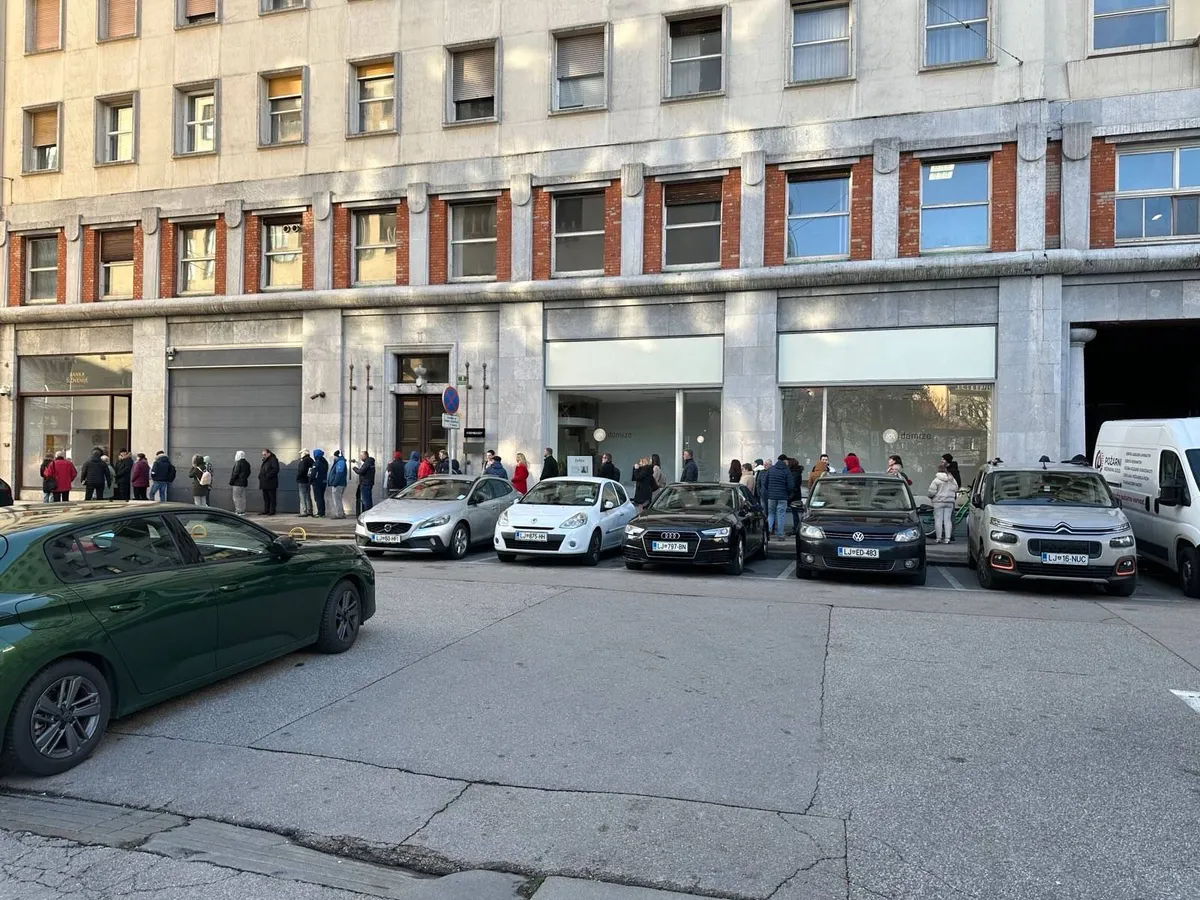 Pred Banko Slovenije se že drugi dan vije dolga vrsta (FOTO)