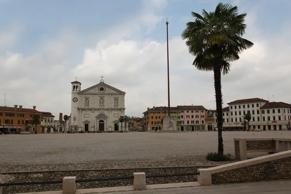Le streljaj od outleta, ki ga radi obiskujejo Slovenci, se skriva arhitekturni biser