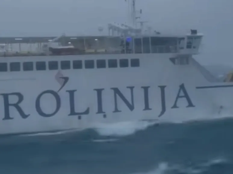 Kamera ujela boj trajekta Jadrolinije z orkansko burjo (VIDEO)
