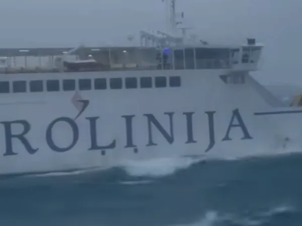 Kamera ujela boj trajekta Jadrolinije z orkansko burjo (VIDEO)