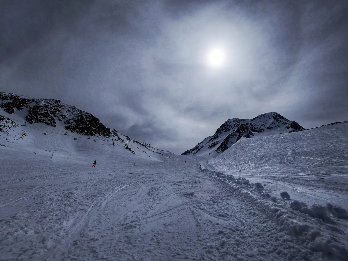 Ogromen plaz na Tirolskem zasul več smučarjev