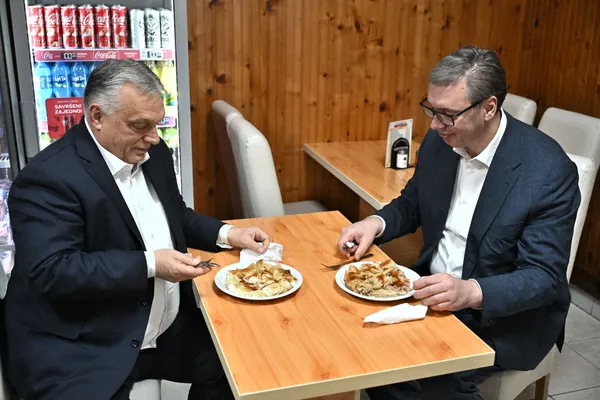 Vučić v Subotici Orbana peljal na burek