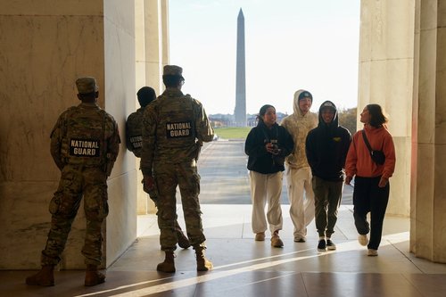Nacionalna garda pri Lincolnovem spomeniku v Washingtonu