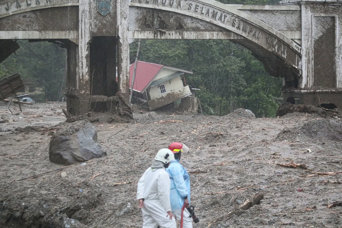 Indonezijo prizadeli uničujoče poplave in zemeljski plazovi (FOTO)