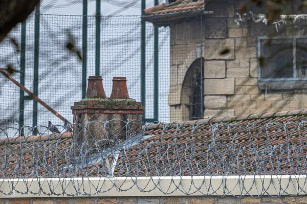 Filmski pobeg iz zapora: moška ušla s pomočjo ročne žage in rjuh