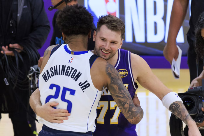 Na tekmo z bugattijem, z nje z nasmeškom (VIDEO)