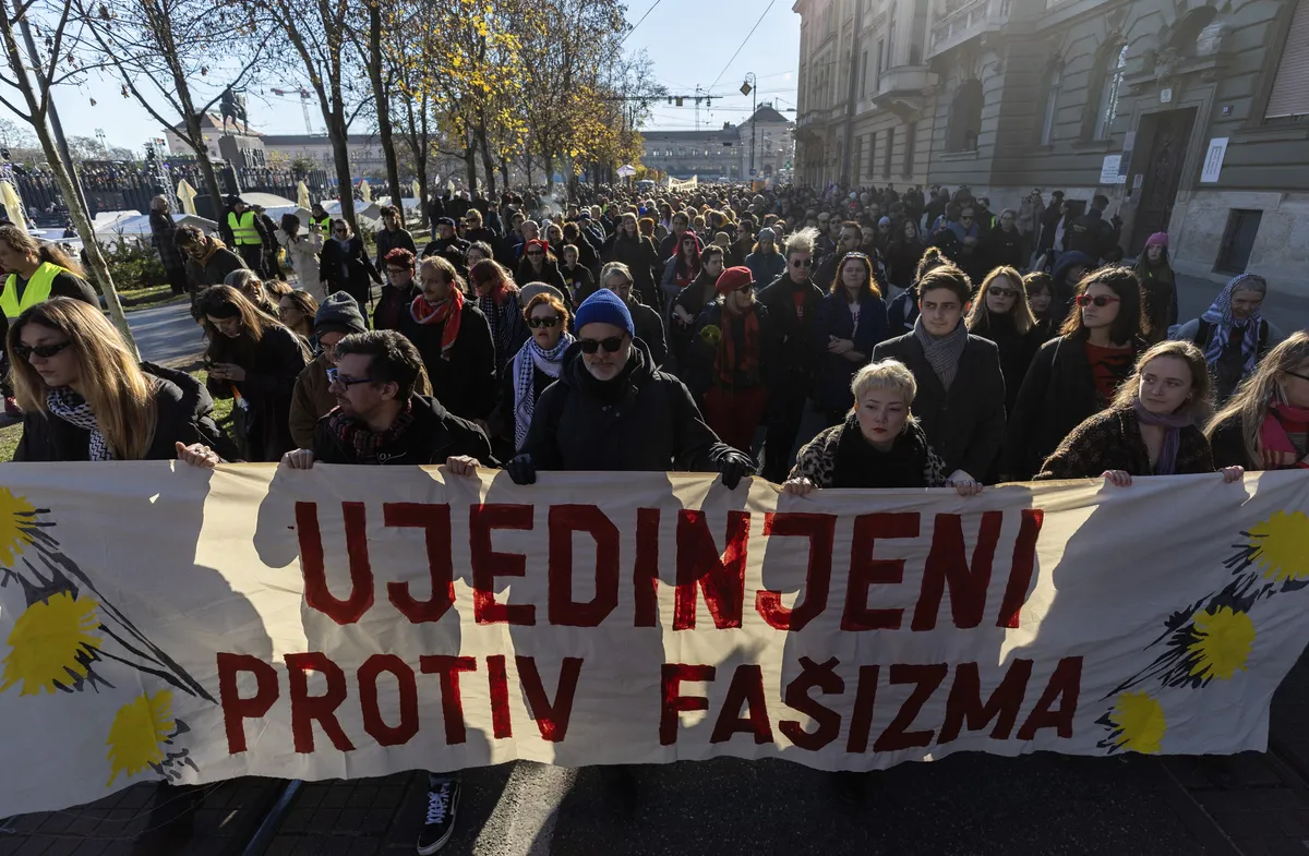 Več tisoč Hrvatov na zborovanjih proti fašizmu, zamaskirani moški povzročali incidente