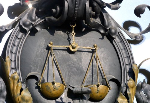 sodišče, sodnik, odvetnik