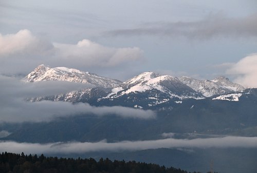 Gore pobelil prvi letošnjih sneg
