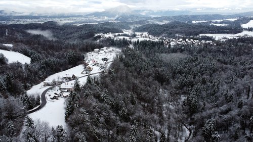 Slovenijo je pobelila snežna odeja