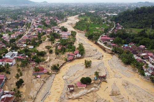 Poplave v Padangu, Indonezija