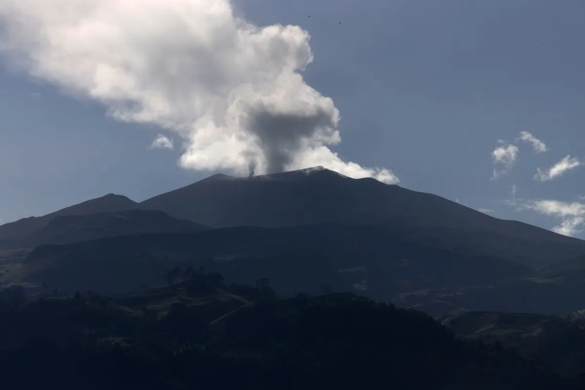 V Kolumbiji vulkan več krajev prekril s pepelom