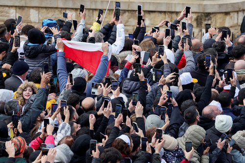 Množica ljudi v Libanonu ob obisku papeža Leona XIV.
