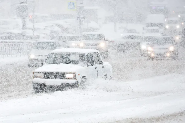 Na poledeneli cesti v Sibiriji za več ur obtičalo na stotine avtomobilov