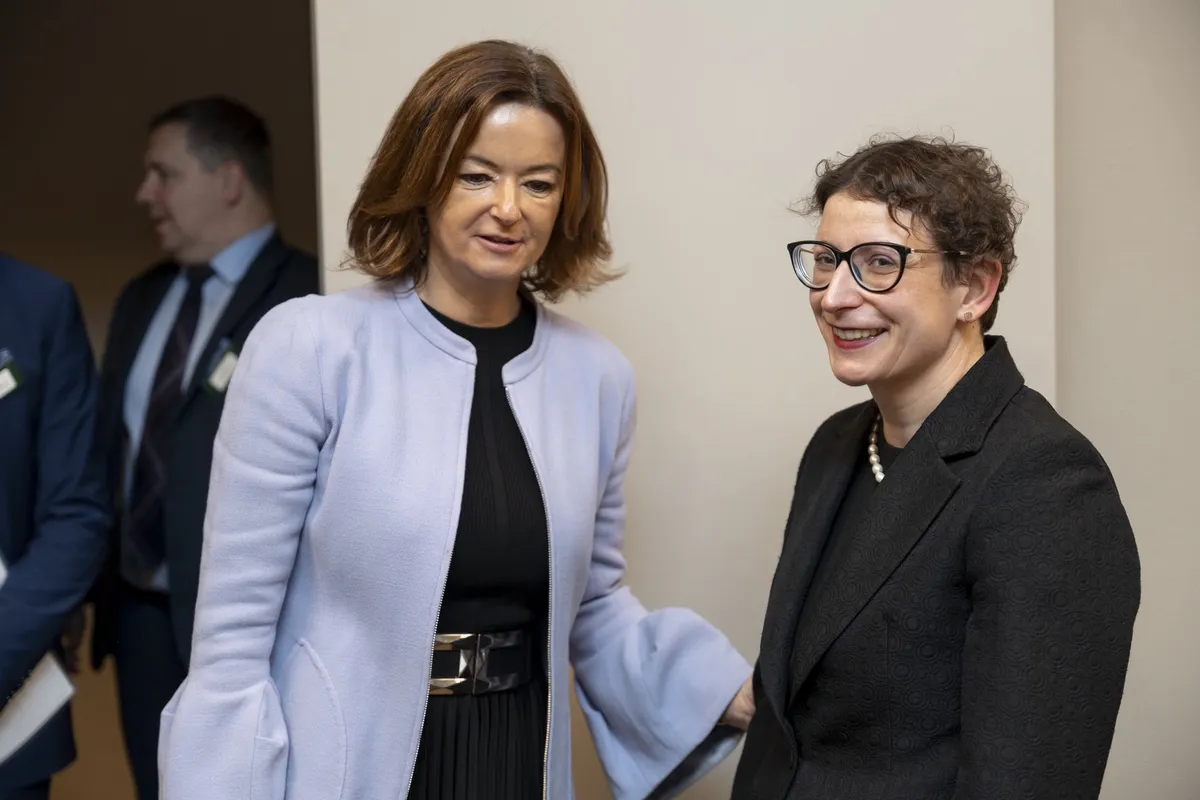 Ministrica Fajon obsodila napade, sankcije, grožnje in poskuse ustrahovanja ICC