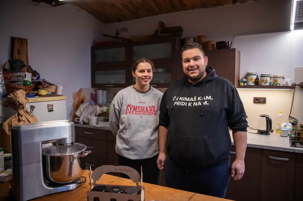Mlada kmeta, ki sta osvojila družbena omrežja: "Zemlja potegne vse slabo ven"
