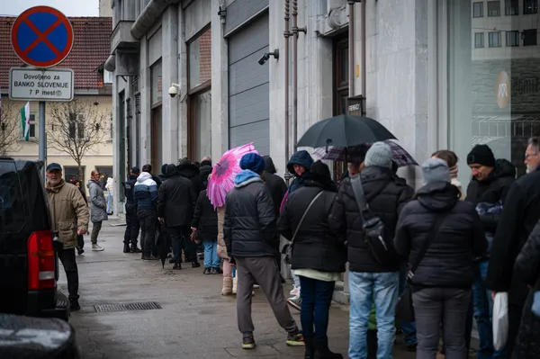 Vrsta za nakup Mustrovih kovancev še vztraja, nekateri jih že prodajajo naprej (FOTO)