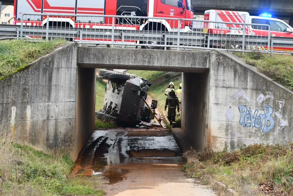 Fotografije hujše nesreče vojaškega vozila: pet vojakov odpeljali v bolnišnico (FOTO)