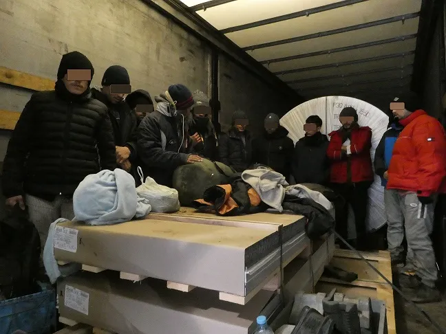 Policisti na Gruškovju ustavili tovornjak, med kontrolo odkrili 14 tujcev