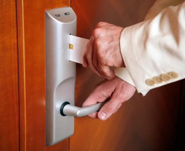 Po prihodu v hotelsko sobo opazil nekaj nenavadnega in ostal brez besed (FOTO)