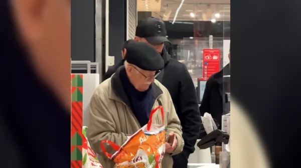 Hrvat v trgovini pristopil do upokojencev in jim polepšal dan