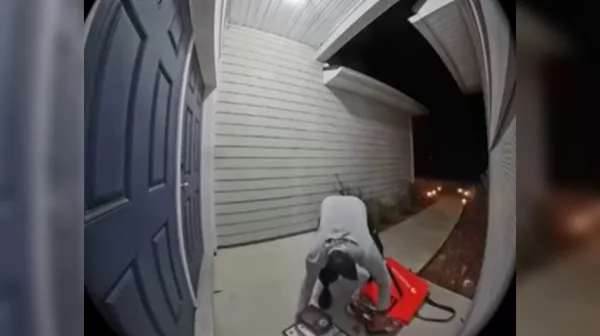 Zgrožena družina pokazala, kaj je dostavljalec naredil z njihovo hrano