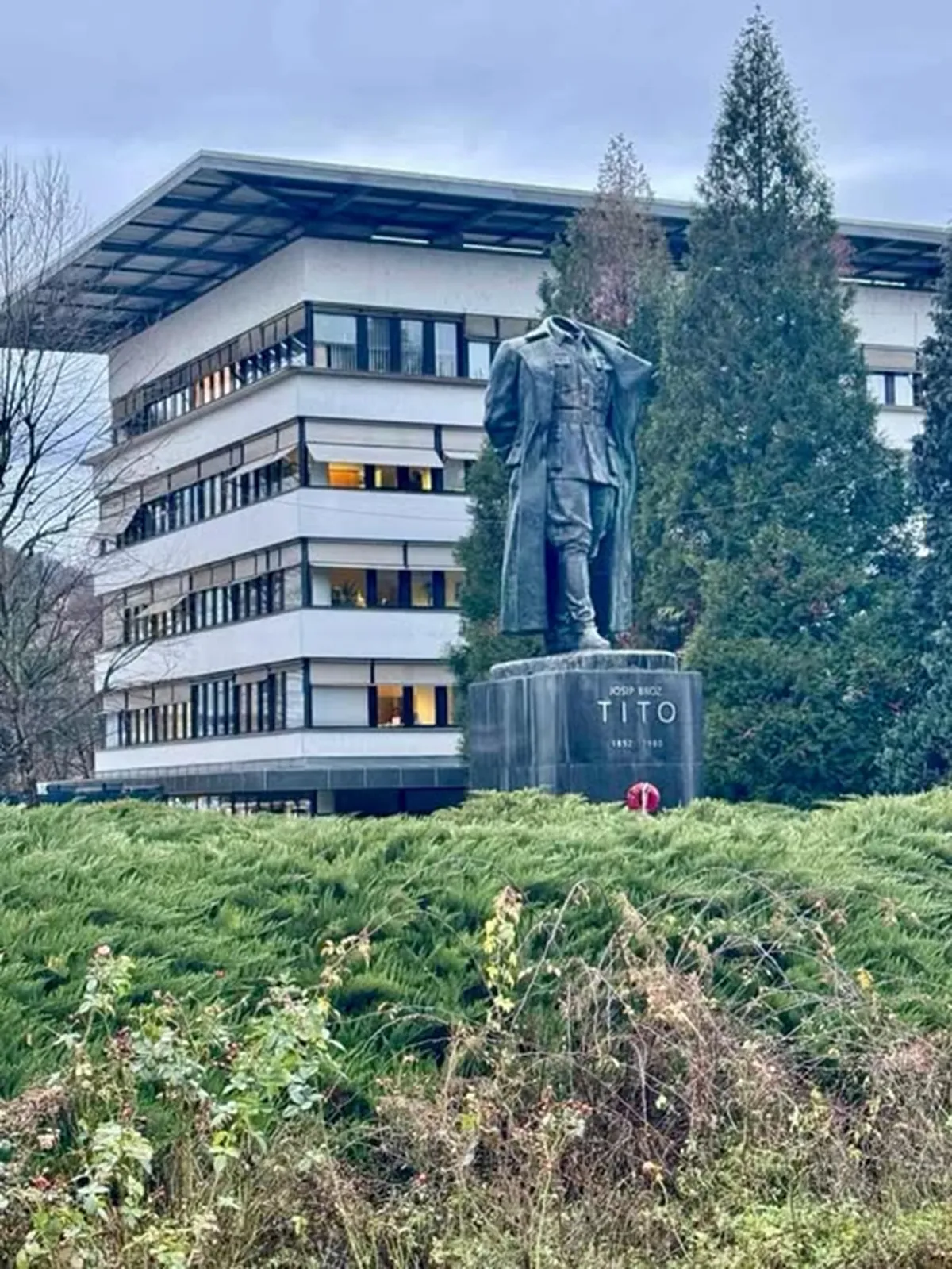 Vandal ponoči odstranil glavo na kipu Tita v Velenju