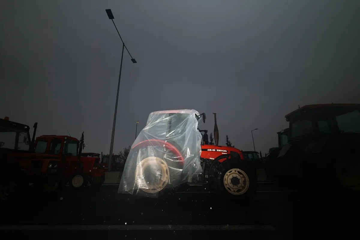 Neurje ohromilo Grčijo: ceste se spreminjajo v reke, voda je odnašala vozila
