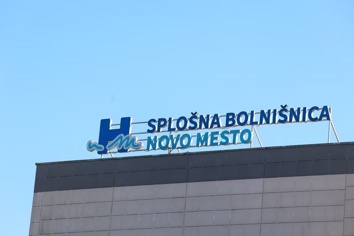 "Sprevržena praksa" novomeškega ortopeda: umetno daljšal čakalno vrsto in služil zasebno