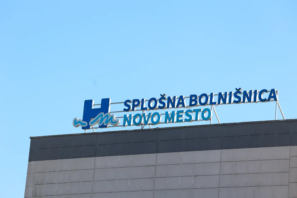 "Sprevržena praksa" novomeškega ortopeda: umetno daljšal čakalno vrsto in služil zasebno