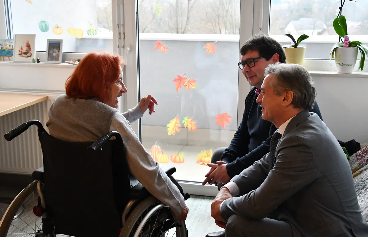 Premier Golob: 8. januarja morajo biti položnice za oskrbovance v domovih nižje