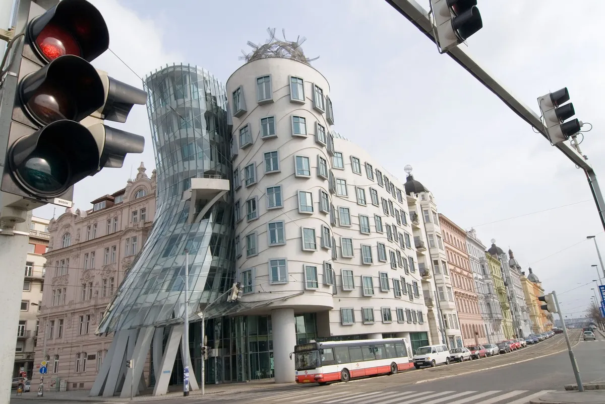 Umrl slavni arhitekt Frank Gehry, ki je zasnoval več znanih stavb
