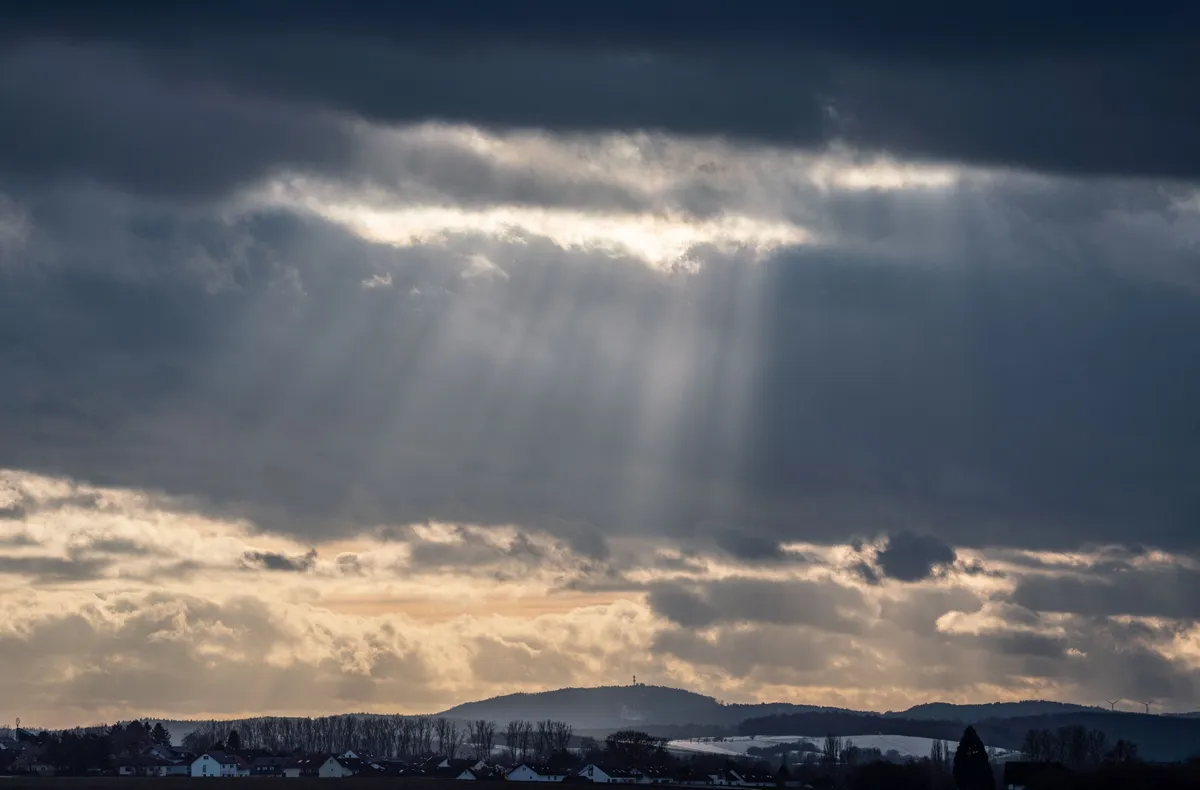 V notranjosti oblaki in megla, ob morju in v gorah pa bo posijalo sonce