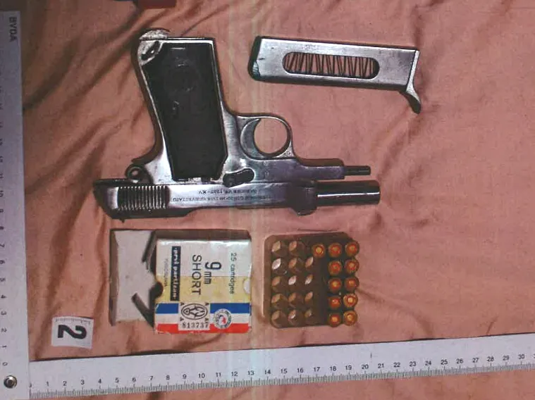 Pri 24-letniku iz Mengša našli droge, gotovino in orožje